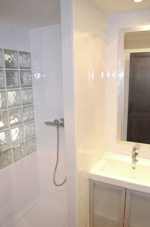 Shower, bidet, towels
