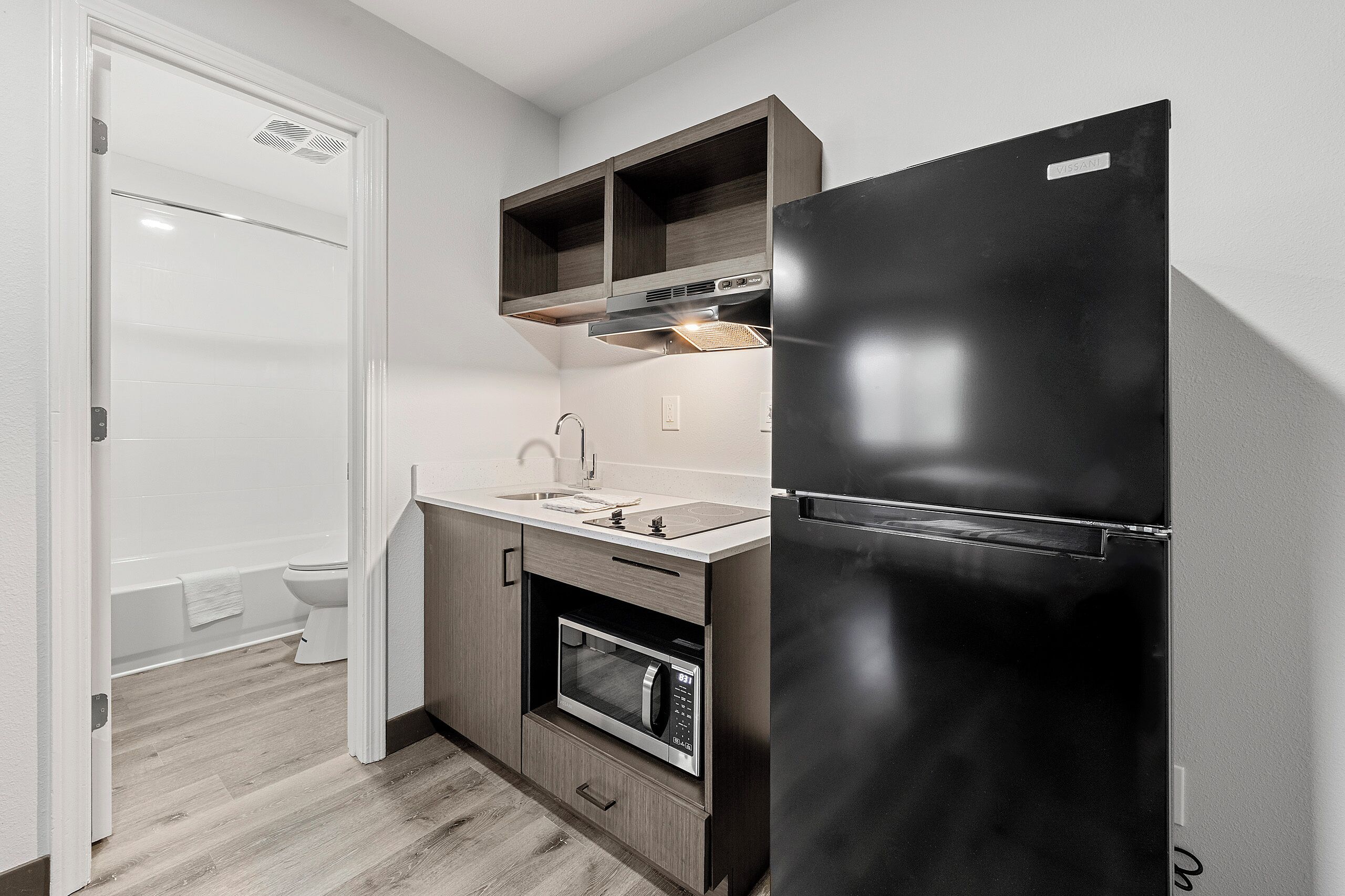 Basic Studio | Private kitchen | Full-size fridge, microwave, oven, stovetop