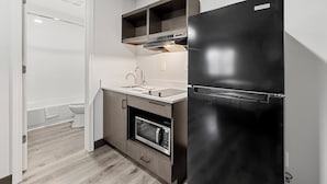 Studio de base | Cuisine privée | Réfrigérateur grande capacité avec congélateur, four à micro-ondes