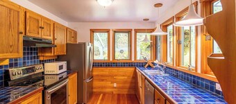 Picturesque & Comfy Escape: Waterfall View