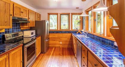 Picturesque & Comfy Escape: Waterfall View