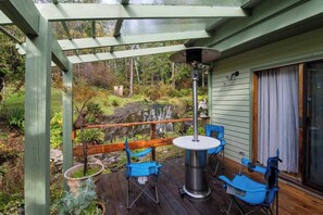 Terrace/patio - Picturesque and Comfy Escape with Waterfall View (Garden Bay)
