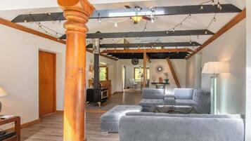 Een televisie, een open haard en een kantoor