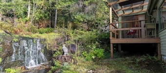 Picturesque & Comfy Escape: Waterfall View