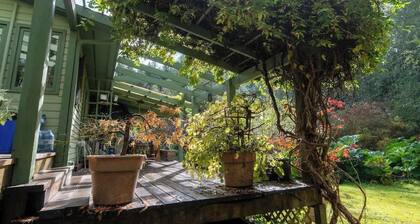 Picturesque & Comfy Escape: Waterfall View