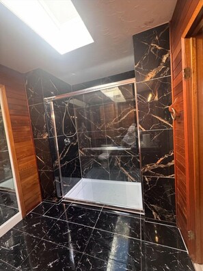 Shower, hair dryer, shampoo - Picturesque and Comfy Escape with Waterfall View (Garden Bay)
