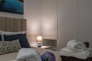 Ferros/tábuas de passar roupa, acesso à internet, roupa de cama