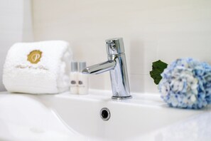 Dusche, Haartrockner, Handtücher