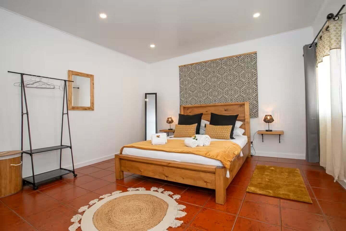 4 bedrooms, internet, bed sheets