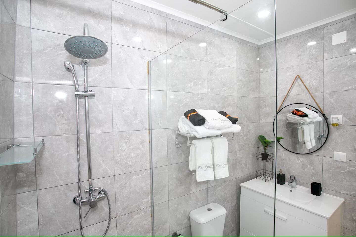 Douche, sèche-cheveux, serviettes fournies