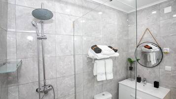 Shower, hair dryer, towels