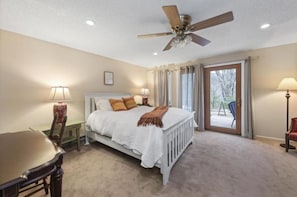 4 bedrooms, iron/ironing board, WiFi, bed sheets