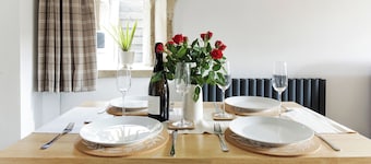 Romantic Dog-Friendly Cotswolds Retreat With Views of Slad Valley, Painswick