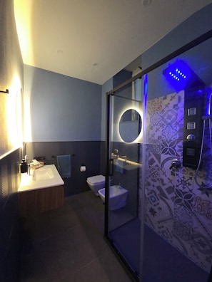 Hair dryer, towels, soap, toilet paper - Thaleia Suite & Spa with whirlpool, sauna, pool table and fireplace (Palermo)