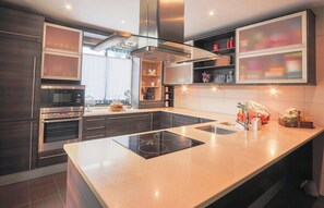 Fridge, microwave, oven, stovetop - GuestReady - Casa da Boa Viagem (Ribeira Grande)