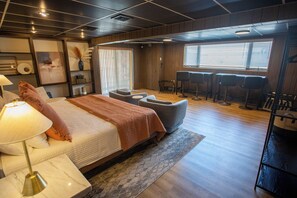 5 bedrooms, iron/ironing board, WiFi, bed sheets