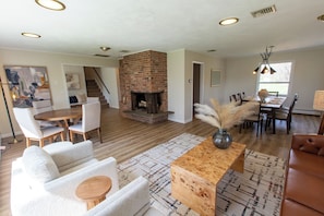 Smart TV, fireplace - Luxurious, fully renovated 5 bedroom home great indoor & outdoor living spaces (Newton)