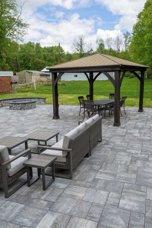 Outdoor dining - Luxurious, fully renovated 5 bedroom home great indoor & outdoor living spaces (Newton)