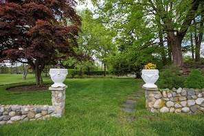 Property grounds - Luxurious, fully renovated 5 bedroom home great indoor & outdoor living spaces (Newton)