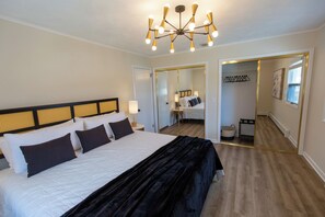 5 bedrooms, iron/ironing board, WiFi, bed sheets - Luxurious, fully renovated 5 bedroom home great indoor & outdoor living spaces (Newton)