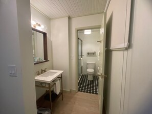 Hårtørrer, håndklæder, Sæbe, Toiletpapir