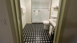 Sèche-cheveux, serviettes fournies, savon, papier toilette