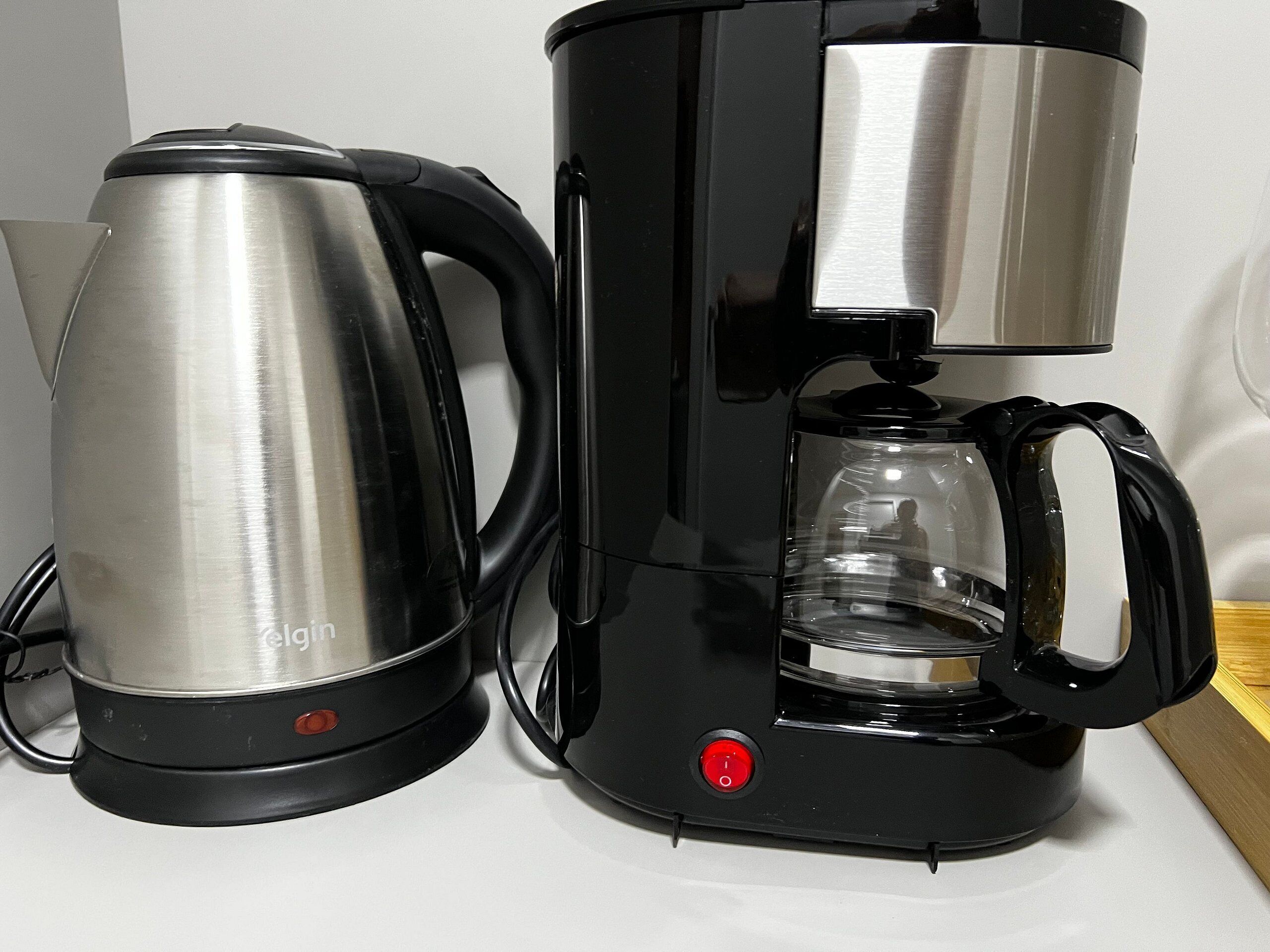 Une machine à café dotée d’une verseuse en acier inoxydable et d’une carafe en verre.