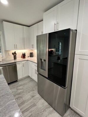 Micro-ondes, four, plaque de cuisson, lave-vaisselle