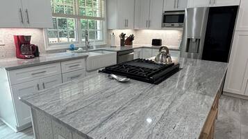 Micro-ondes, four, plaque de cuisson, lave-vaisselle