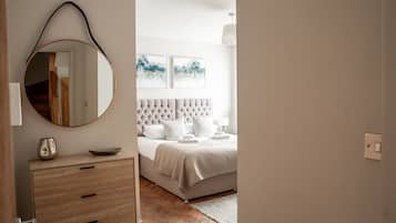 6 bedrooms, iron/ironing board, WiFi, bed sheets