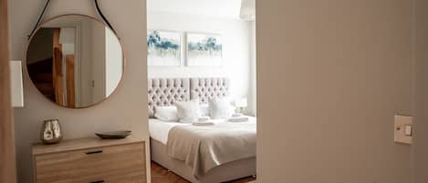 6 bedrooms, iron/ironing board, WiFi, bed sheets