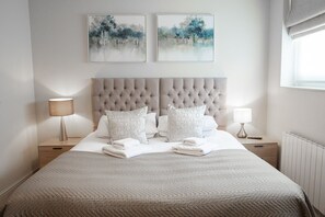 6 bedrooms, iron/ironing board, WiFi, bed sheets