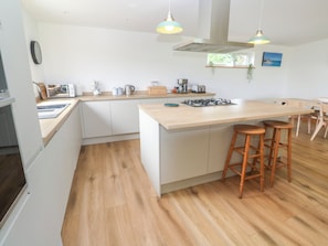 Dishwasher, cookware/dishes/utensils - Swallows Nest (St Ives)