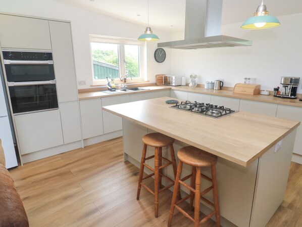 Dishwasher, cookware/dishes/utensils - Swallows Nest (St Ives)