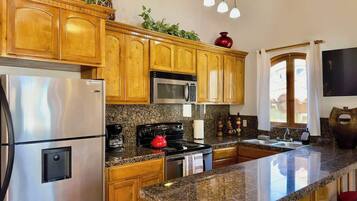 Réfrigérateur, micro-ondes, four, plaque de cuisson