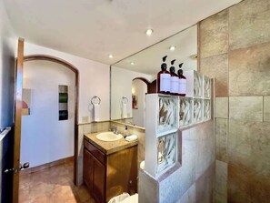 Regadera, amenidades de baño gratuitas, toallas 