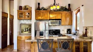 Køleskab, mikrobølgeovn, ovn, kogeplade