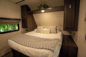 2 bedrooms, WiFi, bed sheets - Cozy Autumn RV Retreat | Near Tobermory Grotto (Miller Lake)