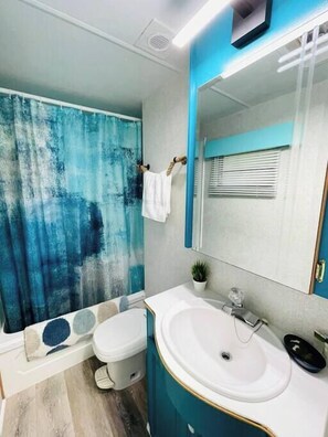 Shower, hair dryer, towels, shampoo - Unique "Shipwreck" Glamping RV I Near Grotto (Miller Lake)