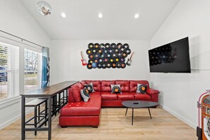 Smart TV - Elvis bedroom ✦ smart TVs ✦ prvt yard✦ pets ok✦ washer/dryer (Denison)