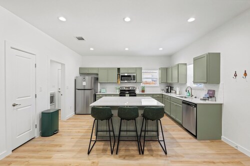 Elvis bedroom ✦ smart TVs ✦ prvt yard✦ pets ok✦ washer/dryer