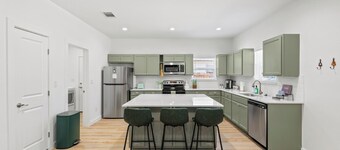 Elvis bedroom ✦ smart TVs ✦ prvt yard✦ pets ok✦ washer/dryer