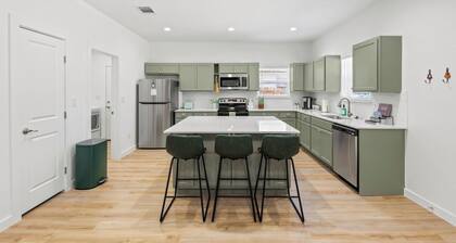 Elvis bedroom ✦ smart TVs ✦ prvt yard✦ pets ok✦ washer/dryer