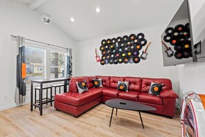 Smart TV - Elvis bedroom ✦ smart TVs ✦ prvt yard✦ pets ok✦ washer/dryer (Denison)