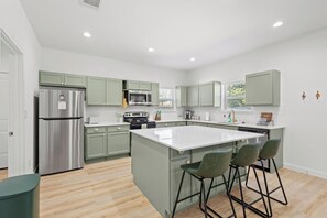 Fridge, microwave, oven, stovetop - Elvis bedroom ✦ smart TVs ✦ prvt yard✦ pets ok✦ washer/dryer (Denison)