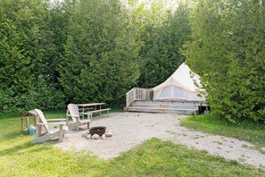 Outdoor dining - Dreamer Glamping Nordic Spa Access Near Tobermory (Miller Lake)