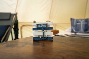 Una mesa de madera con una pila de bloques blancos y un cartel que dice 'RELAX LIFE IS GOOD'.