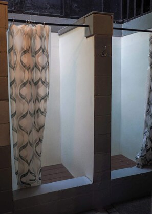Douche, serviettes fournies, shampooing
