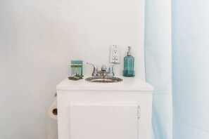 Shower, hair dryer, towels - Charming Blue Glamping RV • Close to Grotto (Miller Lake)