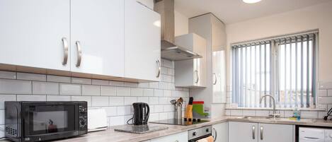 Refrigerador, microondas, horno y parrilla de estufa